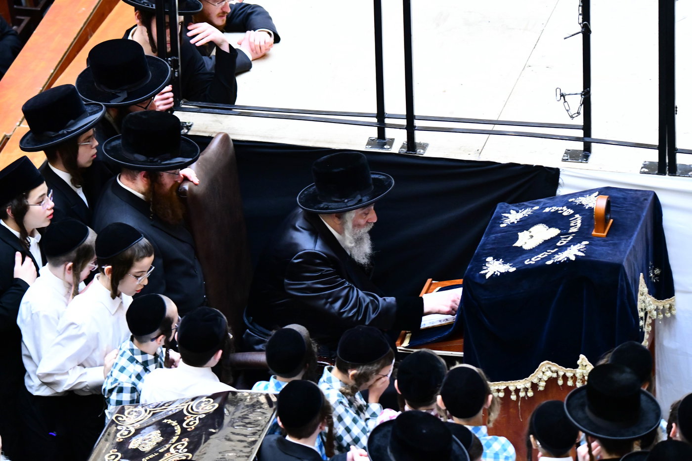 האדמו"ר מויז'ניץ מונסי בשיחה בביהמ"ד הגדול ויז'ניץ