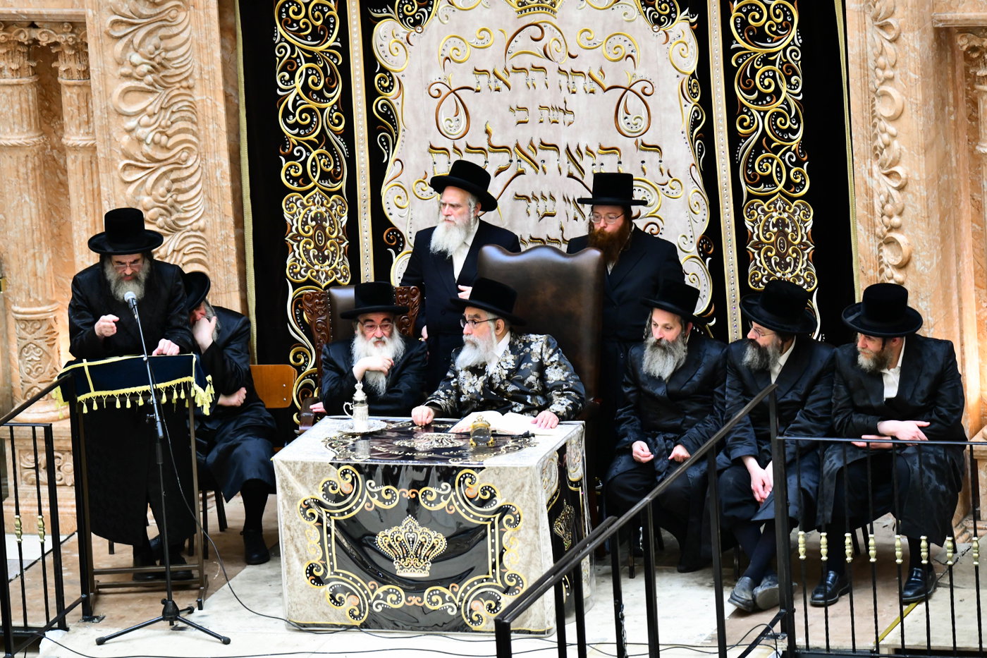 האדמו"ר מויז'ניץ מונסי בשיחה בביהמ"ד הגדול ויז'ניץ