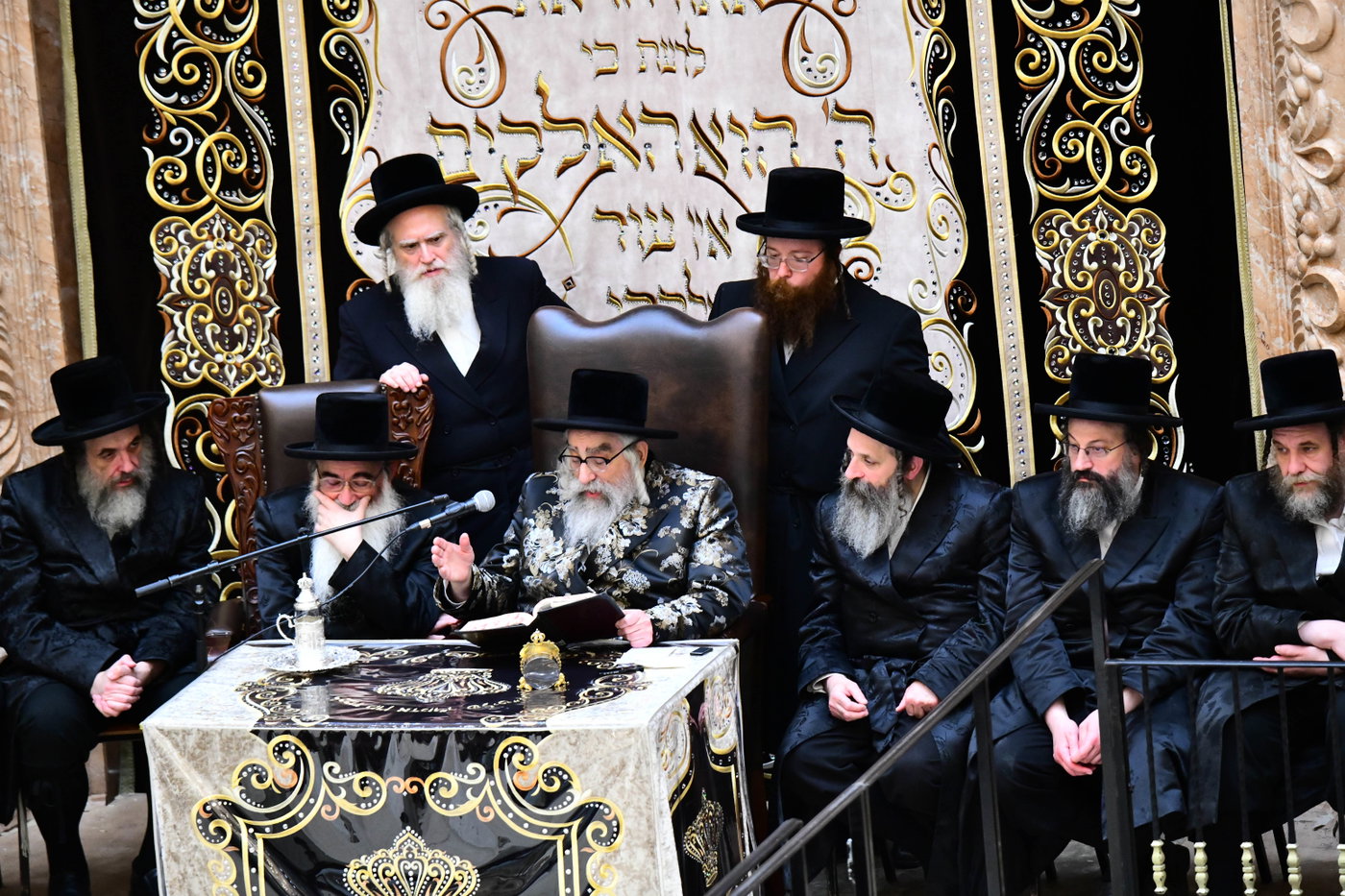 האדמו"ר מויז'ניץ מונסי בשיחה בביהמ"ד הגדול ויז'ניץ