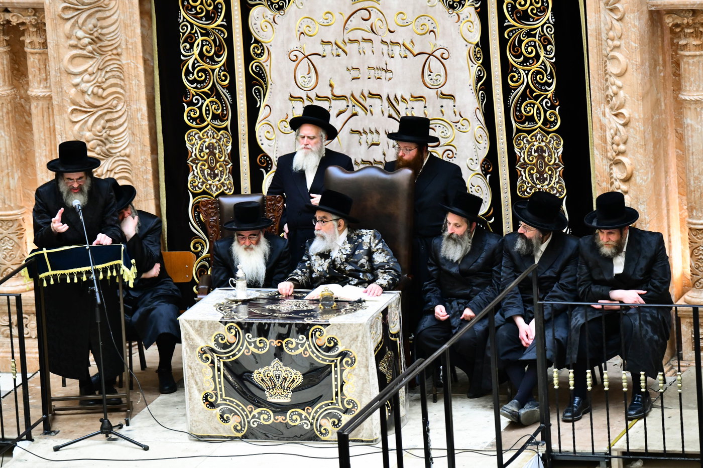 האדמו"ר מויז'ניץ מונסי בשיחה בביהמ"ד הגדול ויז'ניץ