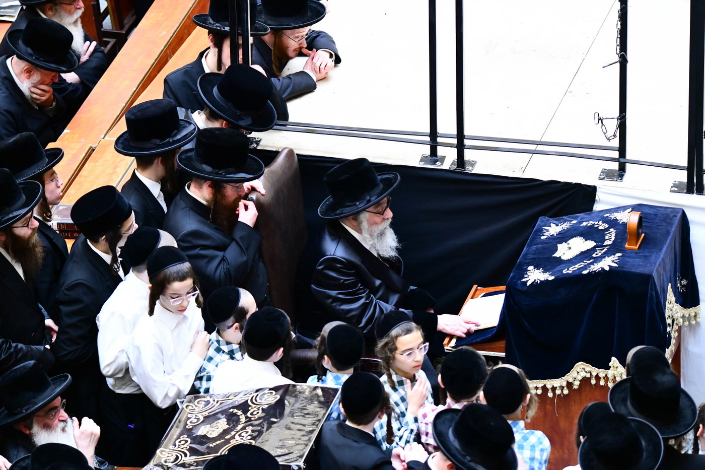 האדמו"ר מויז'ניץ מונסי בשיחה בביהמ"ד הגדול ויז'ניץ