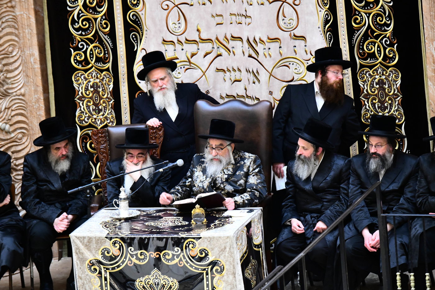 האדמו"ר מויז'ניץ מונסי בשיחה בביהמ"ד הגדול ויז'ניץ