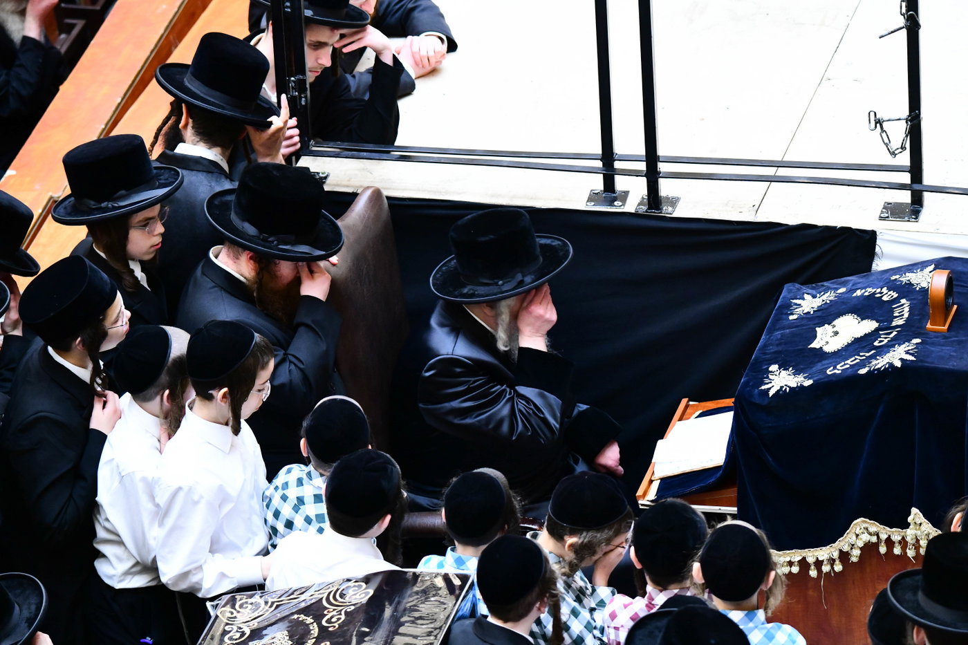 האדמו"ר מויז'ניץ מונסי בשיחה בביהמ"ד הגדול ויז'ניץ