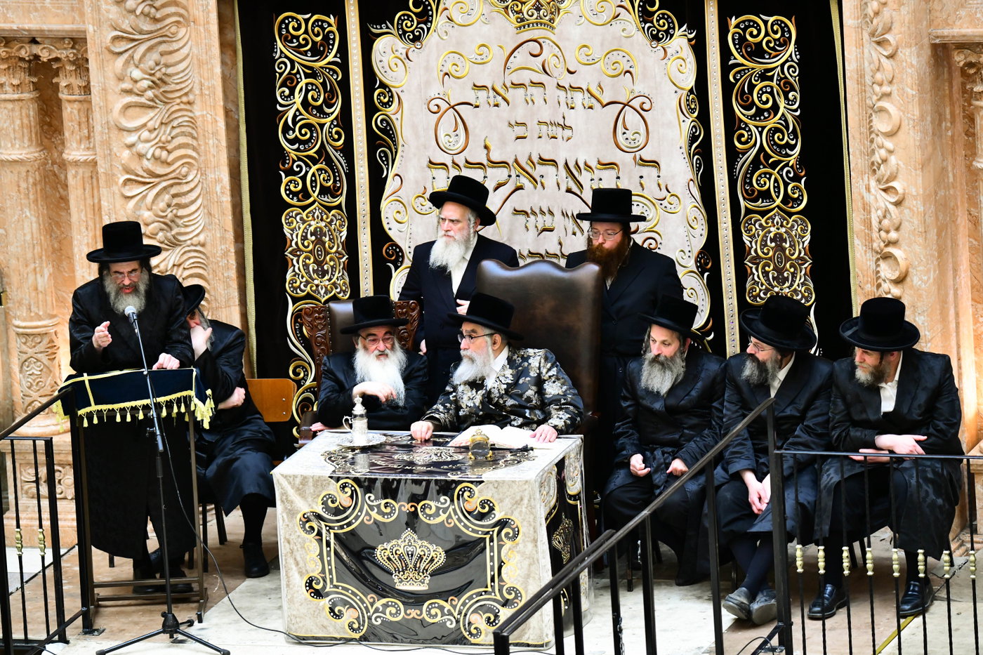 האדמו"ר מויז'ניץ מונסי בשיחה בביהמ"ד הגדול ויז'ניץ