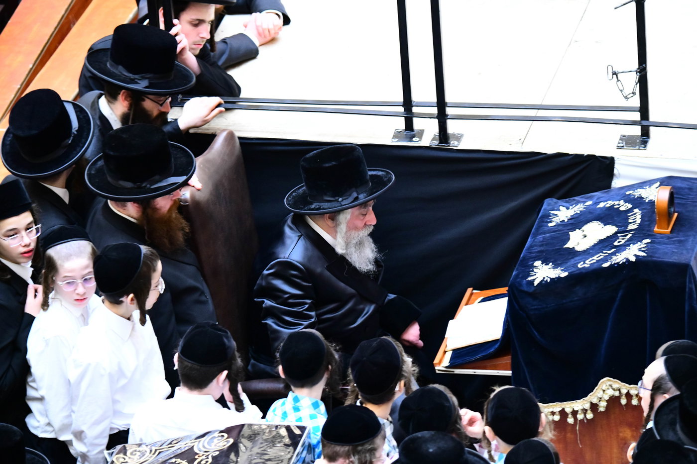 האדמו"ר מויז'ניץ מונסי בשיחה בביהמ"ד הגדול ויז'ניץ