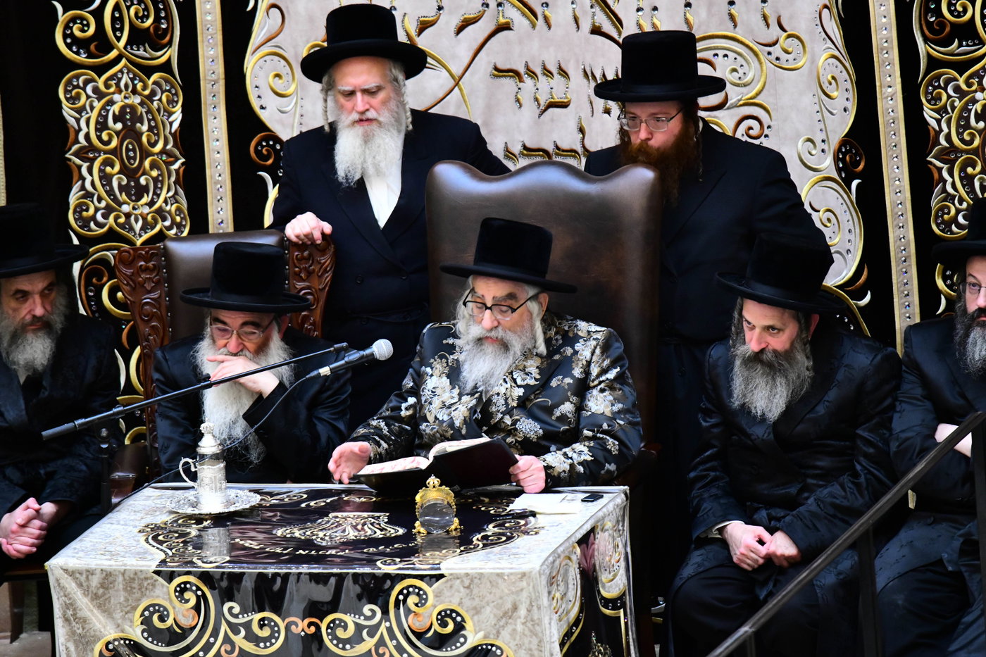 האדמו"ר מויז'ניץ מונסי בשיחה בביהמ"ד הגדול ויז'ניץ