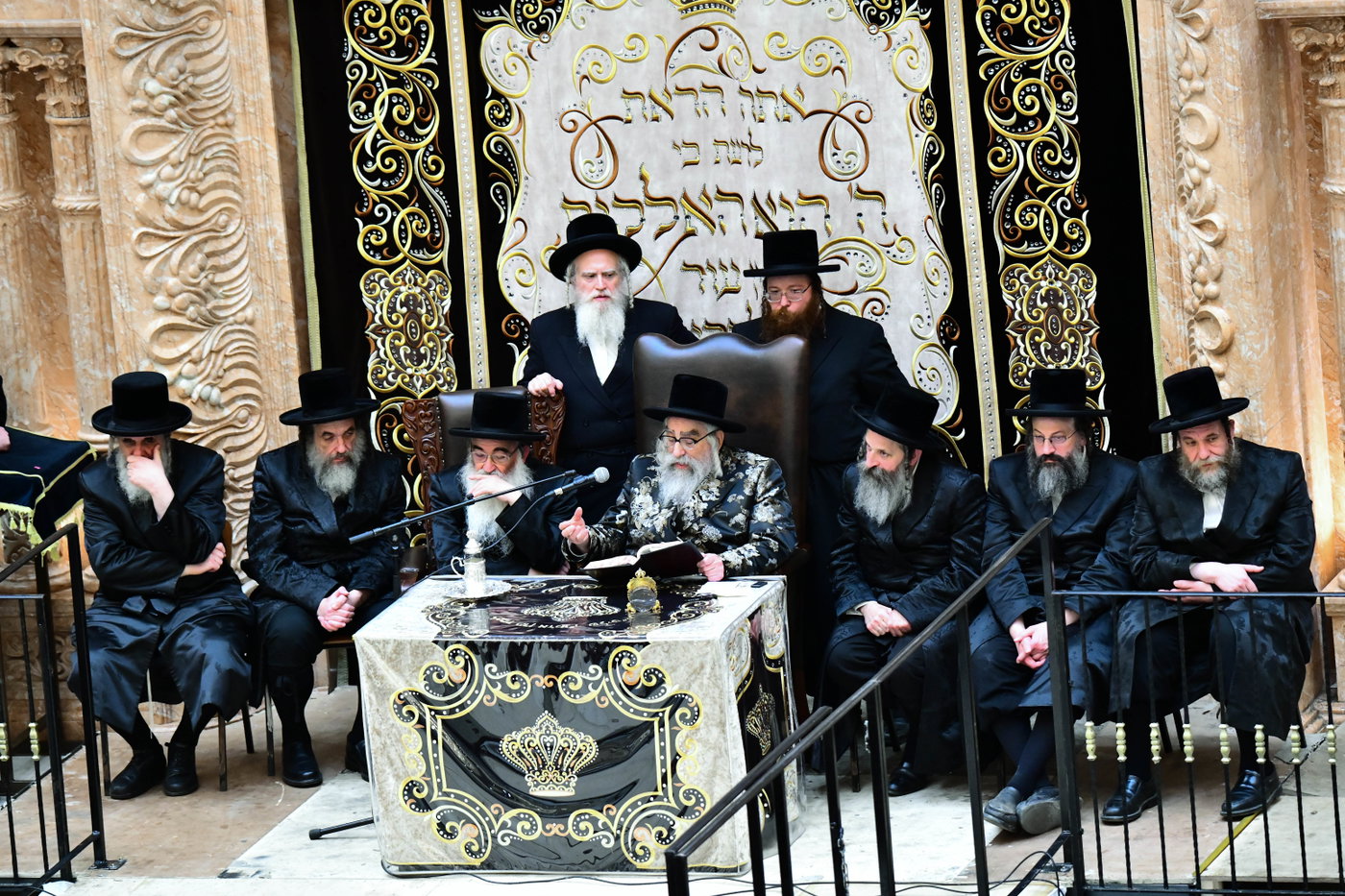 האדמו"ר מויז'ניץ מונסי בשיחה בביהמ"ד הגדול ויז'ניץ