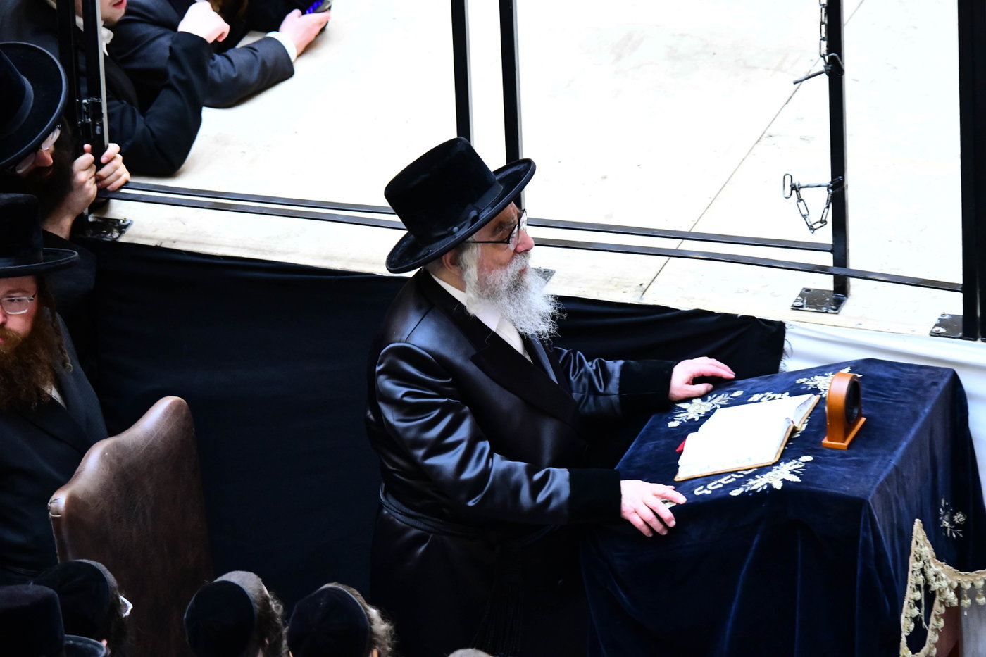 האדמו"ר מויז'ניץ מונסי בשיחה בביהמ"ד הגדול ויז'ניץ