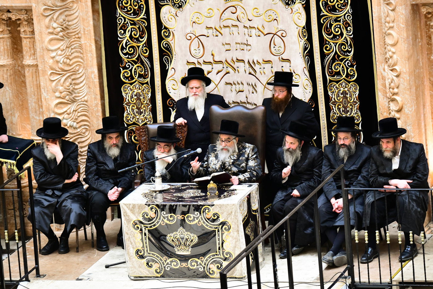 האדמו"ר מויז'ניץ מונסי בשיחה בביהמ"ד הגדול ויז'ניץ