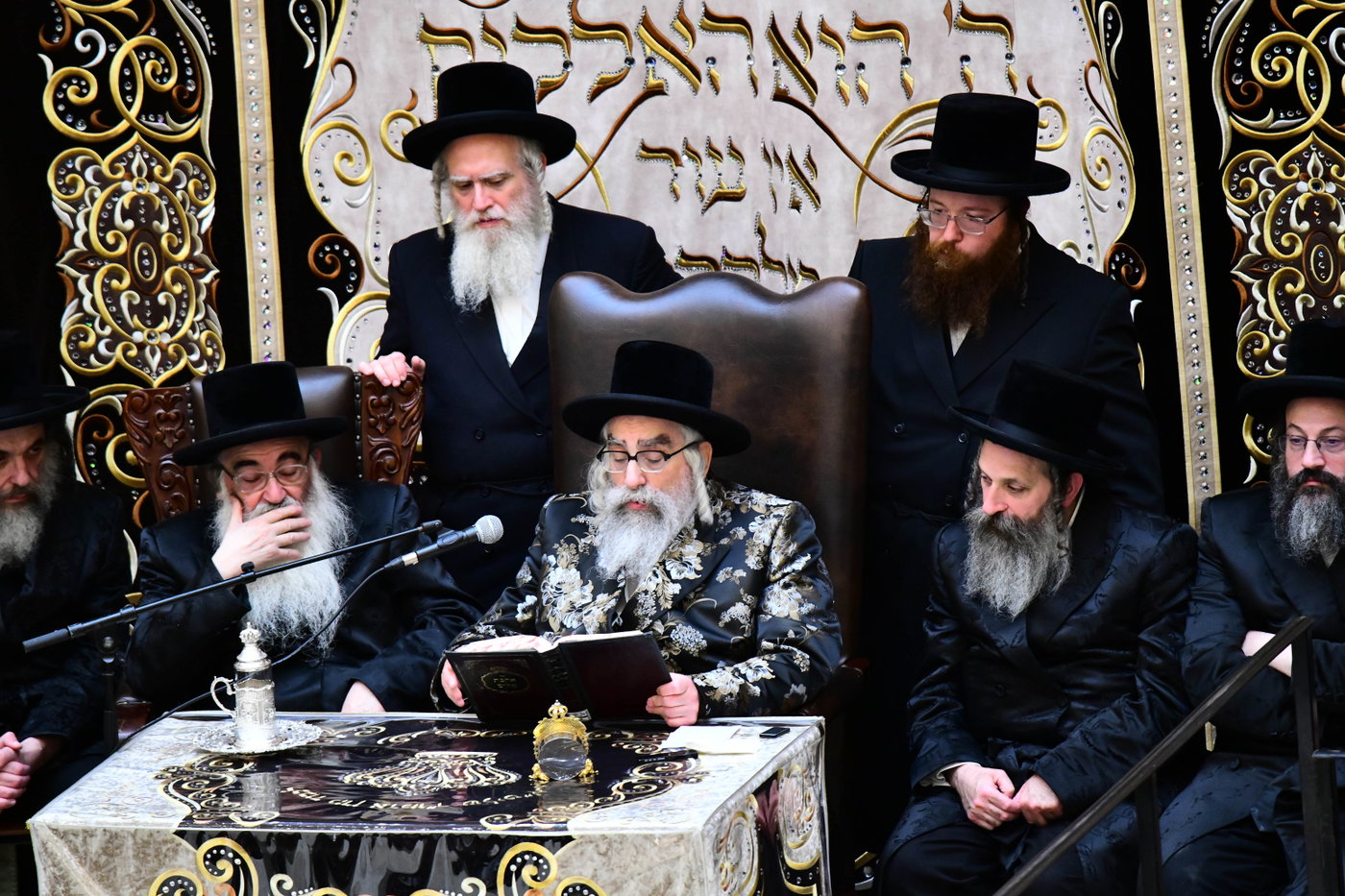 האדמו"ר מויז'ניץ מונסי בשיחה בביהמ"ד הגדול ויז'ניץ