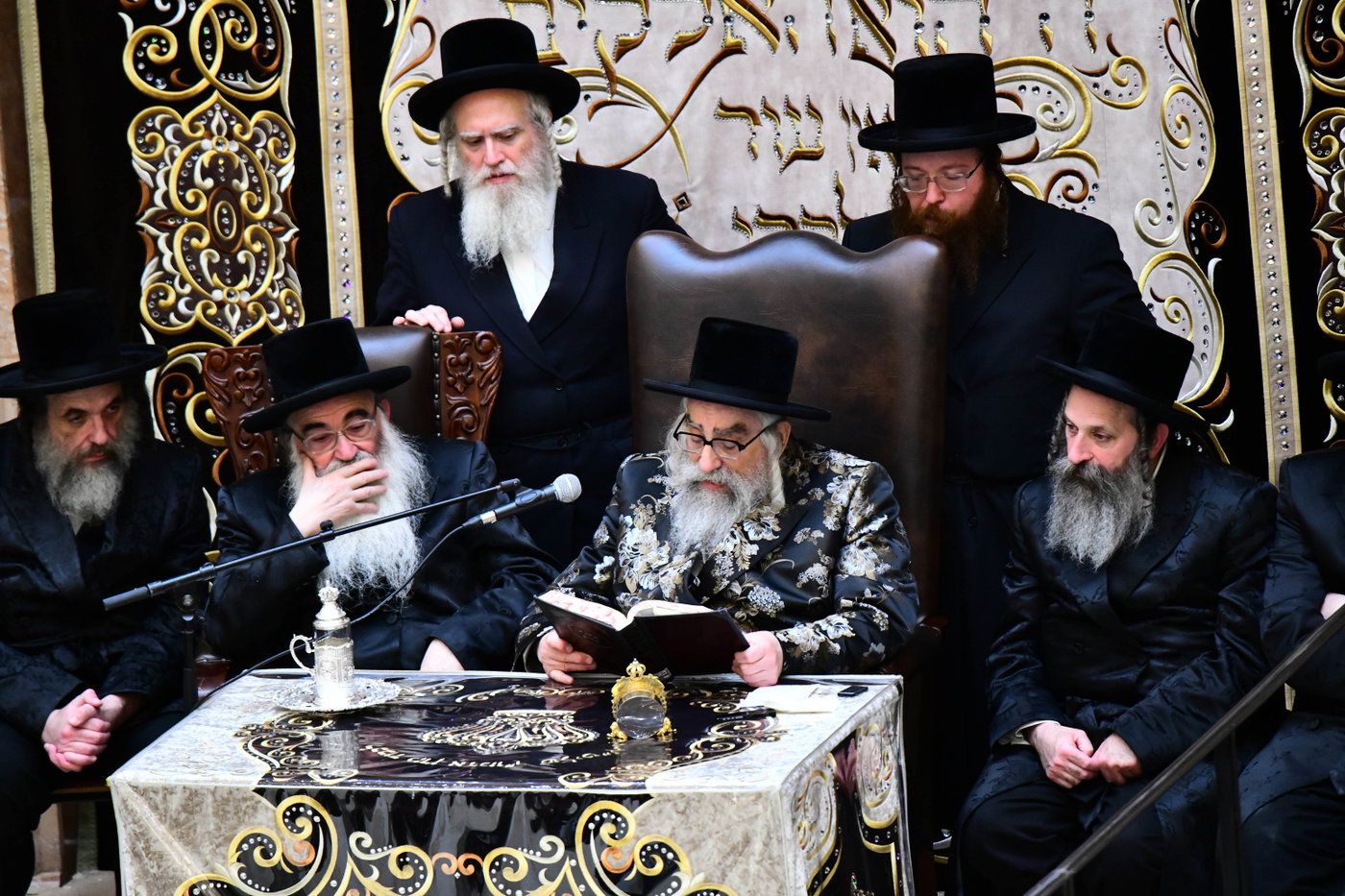 האדמו"ר מויז'ניץ מונסי בשיחה בביהמ"ד הגדול ויז'ניץ