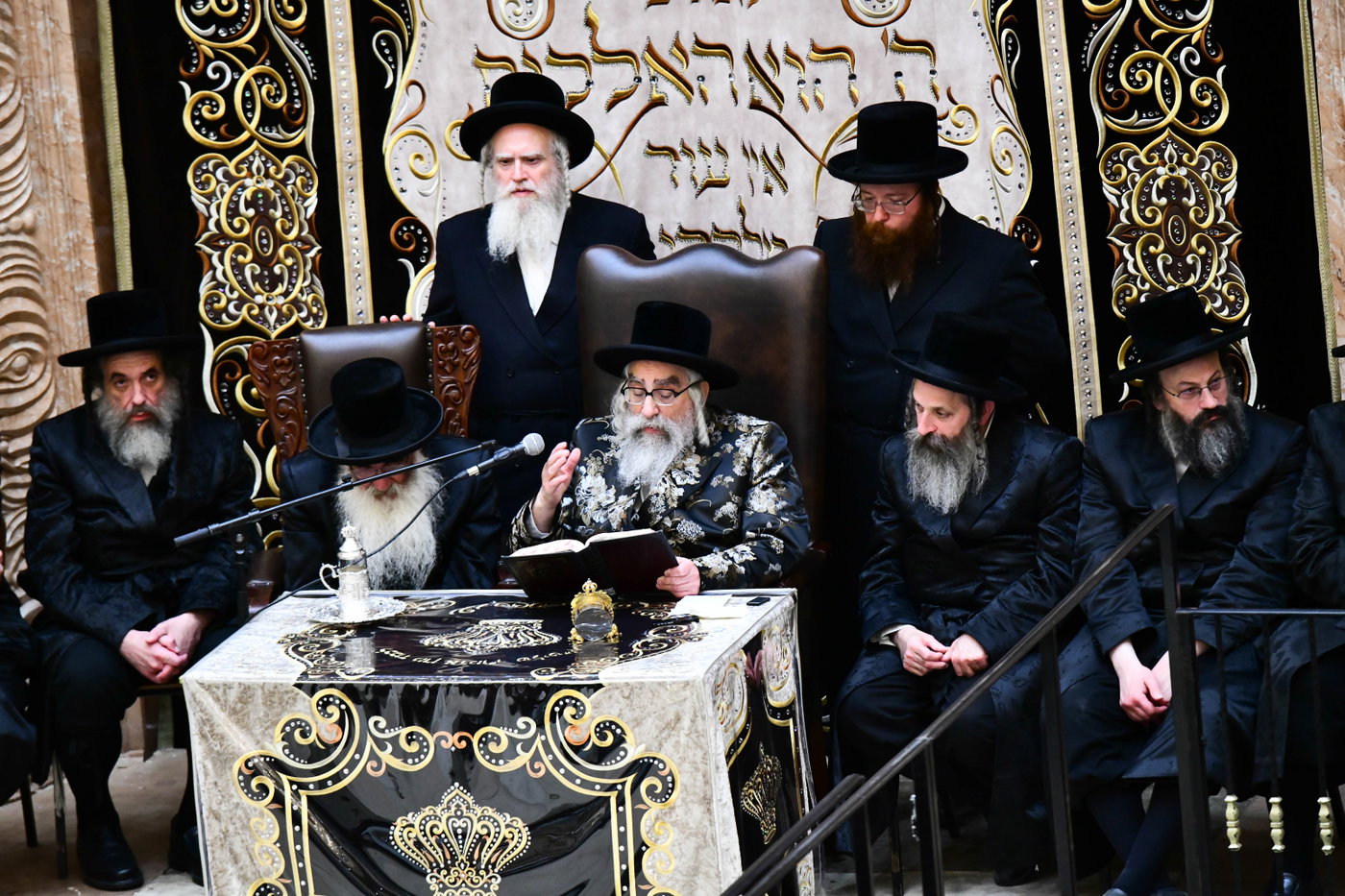 האדמו"ר מויז'ניץ מונסי בשיחה בביהמ"ד הגדול ויז'ניץ