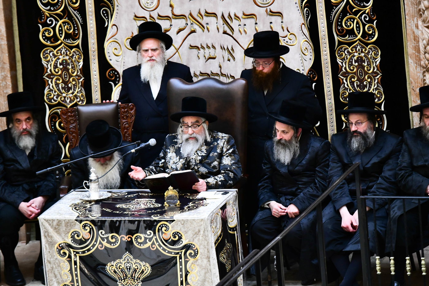 האדמו"ר מויז'ניץ מונסי בשיחה בביהמ"ד הגדול ויז'ניץ