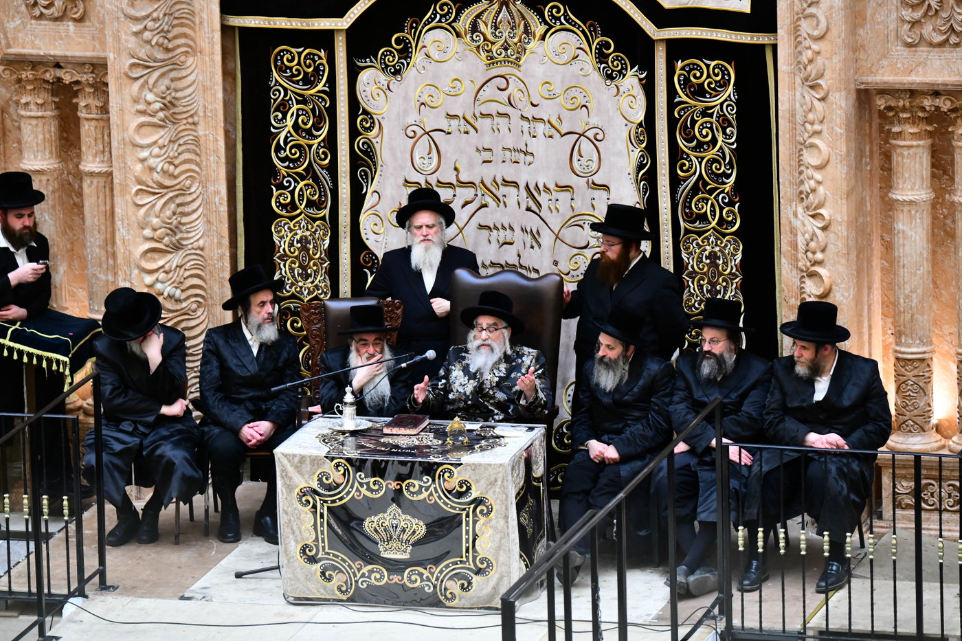 האדמו"ר מויז'ניץ מונסי בשיחה בביהמ"ד הגדול ויז'ניץ
