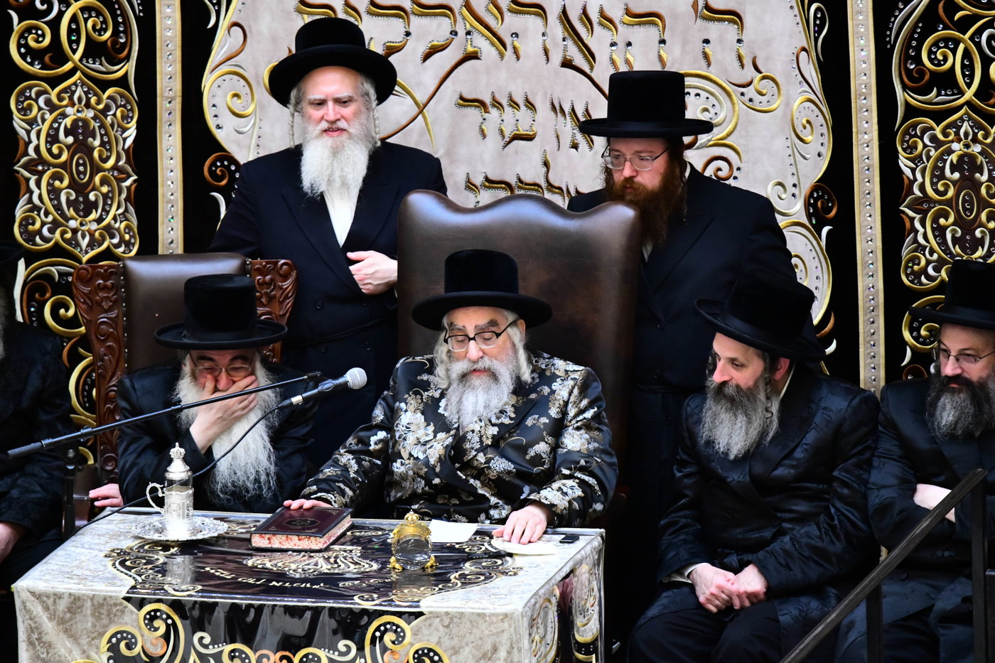 האדמו"ר מויז'ניץ מונסי בשיחה בביהמ"ד הגדול ויז'ניץ