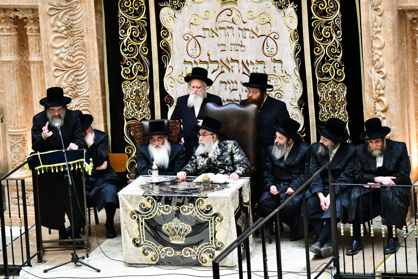 האדמו"ר מויז'ניץ מונסי בשיחה בביהמ"ד הגדול ויז'ניץ