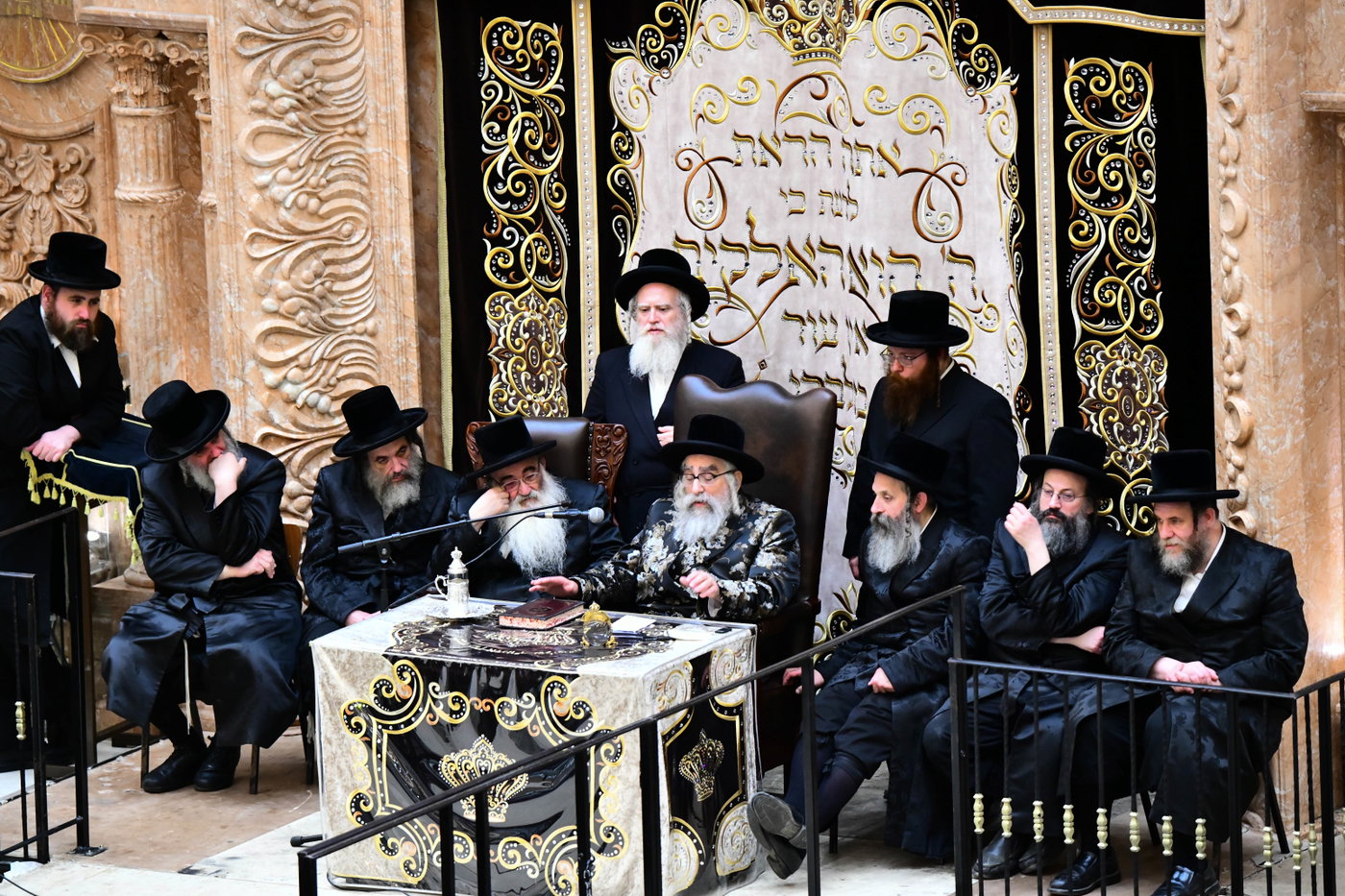 האדמו"ר מויז'ניץ מונסי בשיחה בביהמ"ד הגדול ויז'ניץ