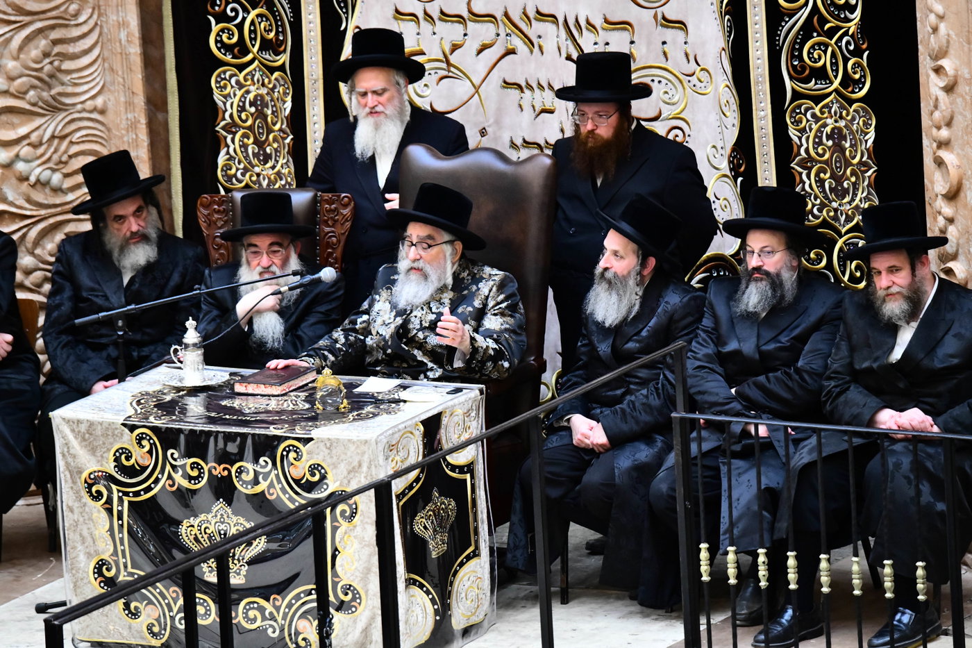 האדמו"ר מויז'ניץ מונסי בשיחה בביהמ"ד הגדול ויז'ניץ