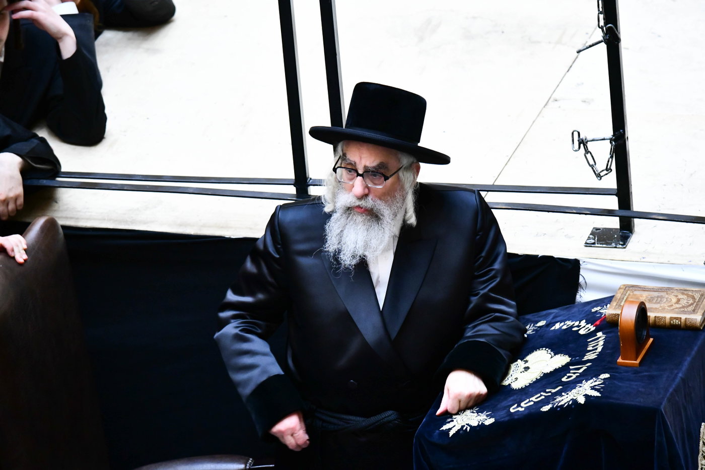 האדמו"ר מויז'ניץ מונסי בשיחה בביהמ"ד הגדול ויז'ניץ