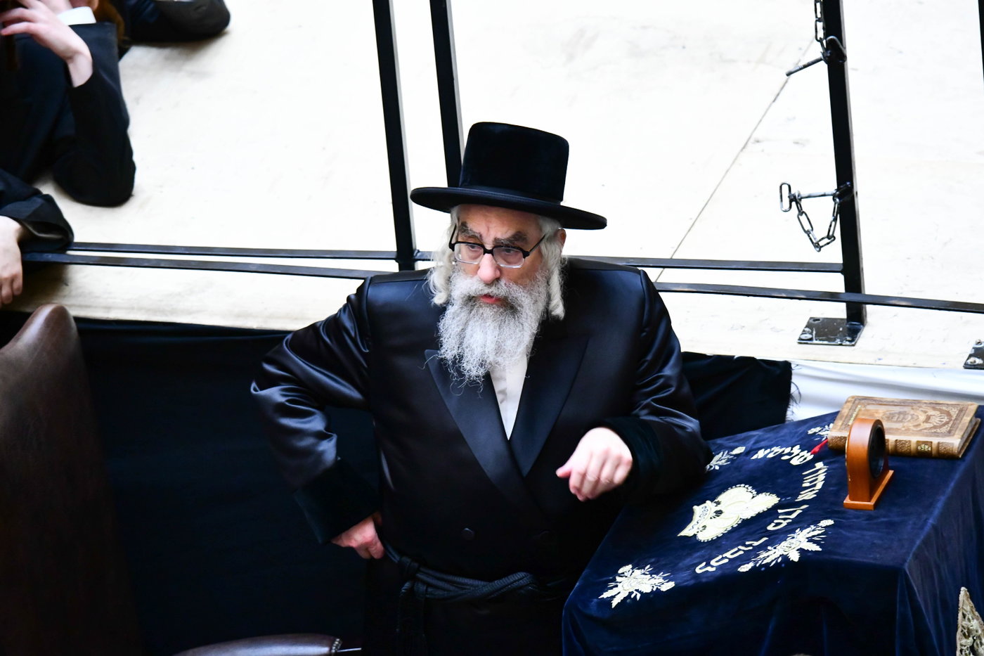 האדמו"ר מויז'ניץ מונסי בשיחה בביהמ"ד הגדול ויז'ניץ