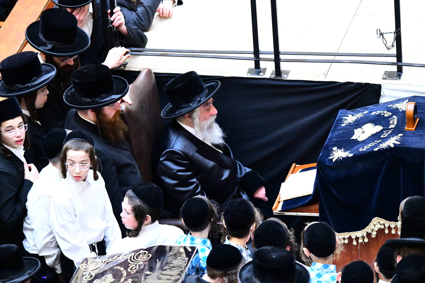 האדמו"ר מויז'ניץ מונסי בשיחה בביהמ"ד הגדול ויז'ניץ