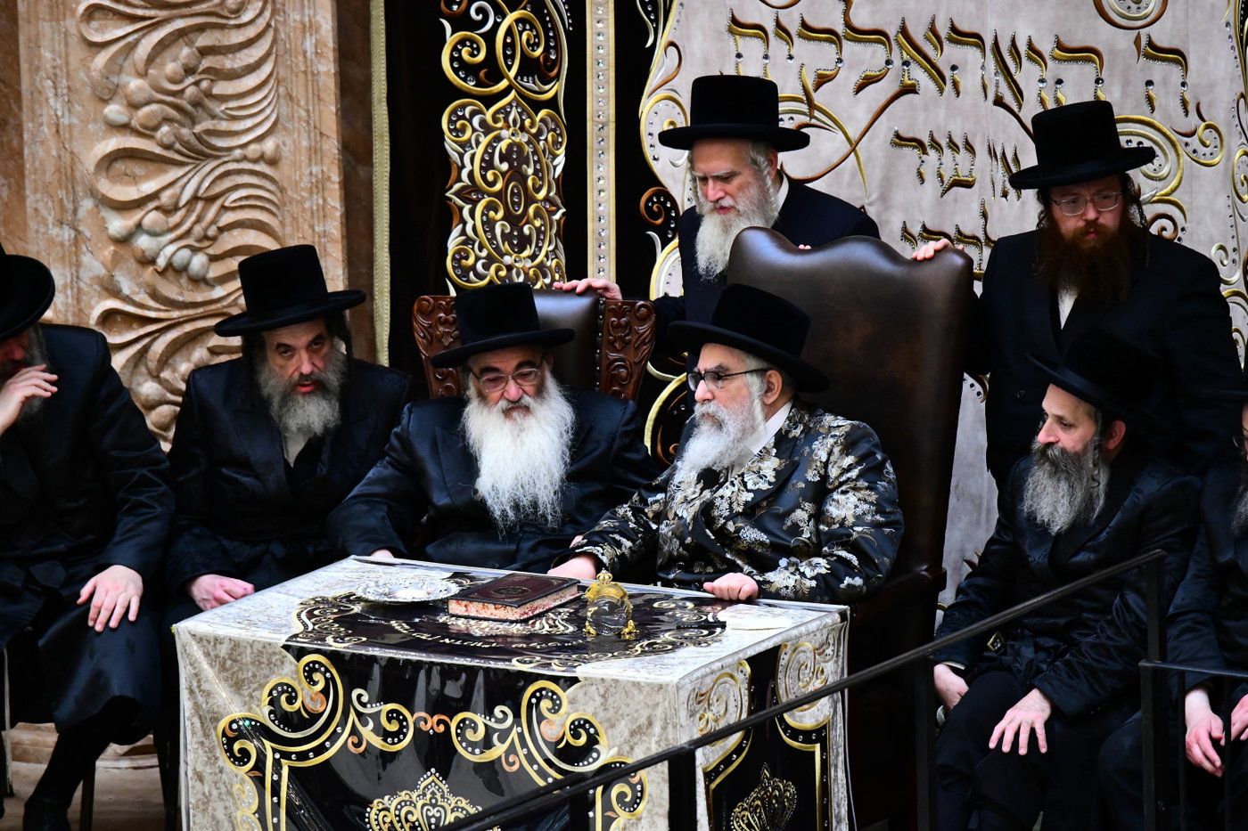 האדמו"ר מויז'ניץ מונסי בשיחה בביהמ"ד הגדול ויז'ניץ