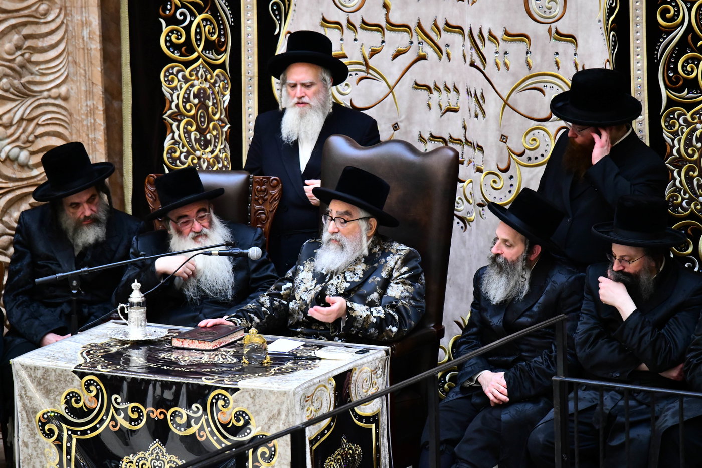 האדמו"ר מויז'ניץ מונסי בשיחה בביהמ"ד הגדול ויז'ניץ