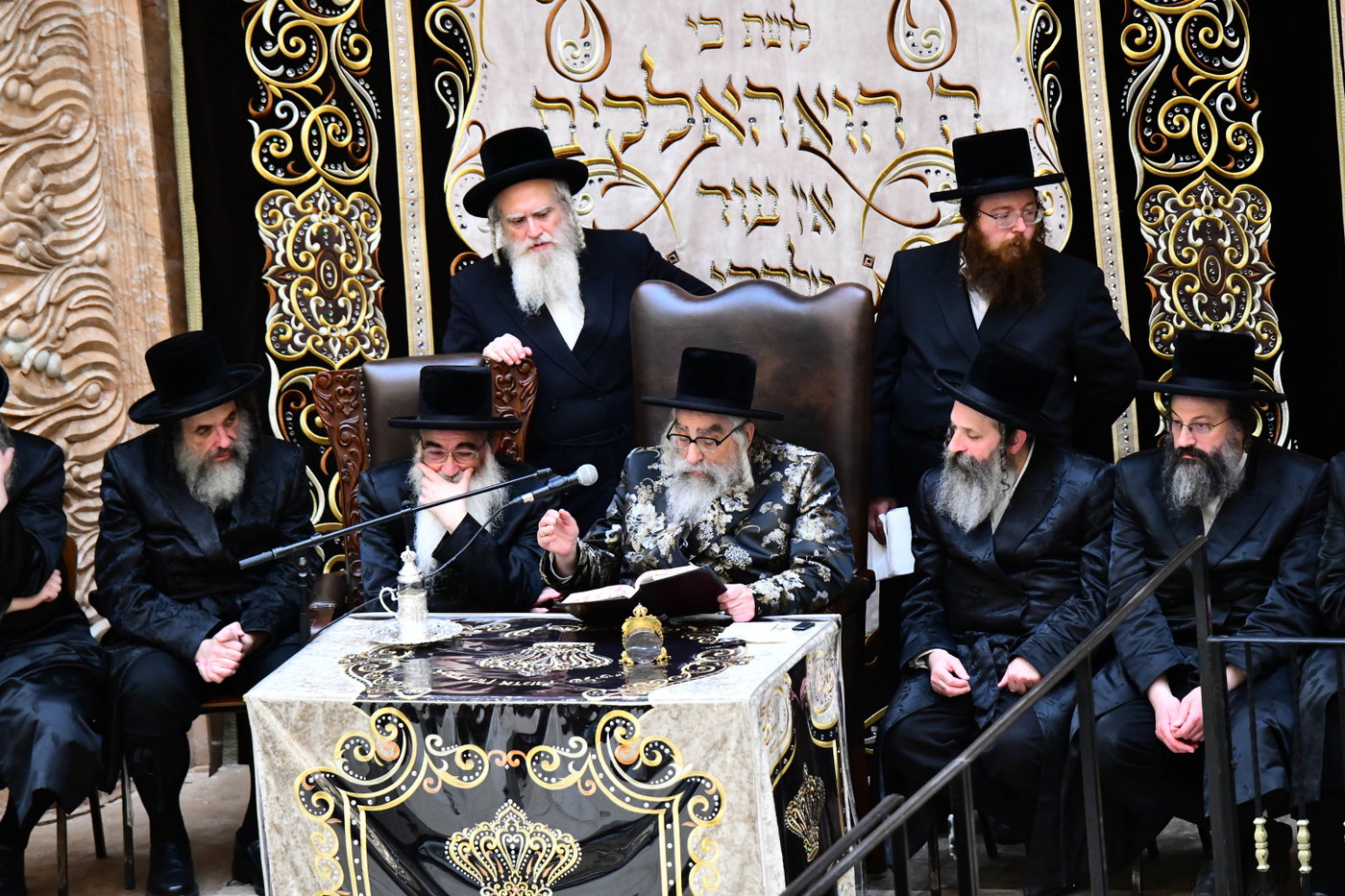 האדמו"ר מויז'ניץ מונסי בשיחה בביהמ"ד הגדול ויז'ניץ