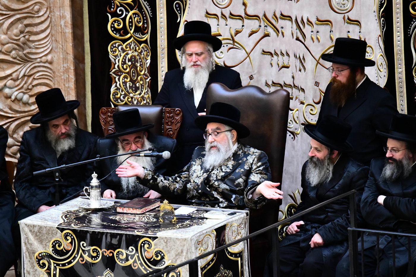 האדמו"ר מויז'ניץ מונסי בשיחה בביהמ"ד הגדול ויז'ניץ