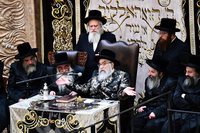 האדמו"ר מויז'ניץ מונסי בשיחה בביהמ"ד הגדול ויז'ניץ