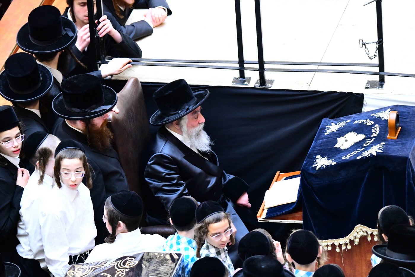 האדמו"ר מויז'ניץ מונסי בשיחה בביהמ"ד הגדול ויז'ניץ