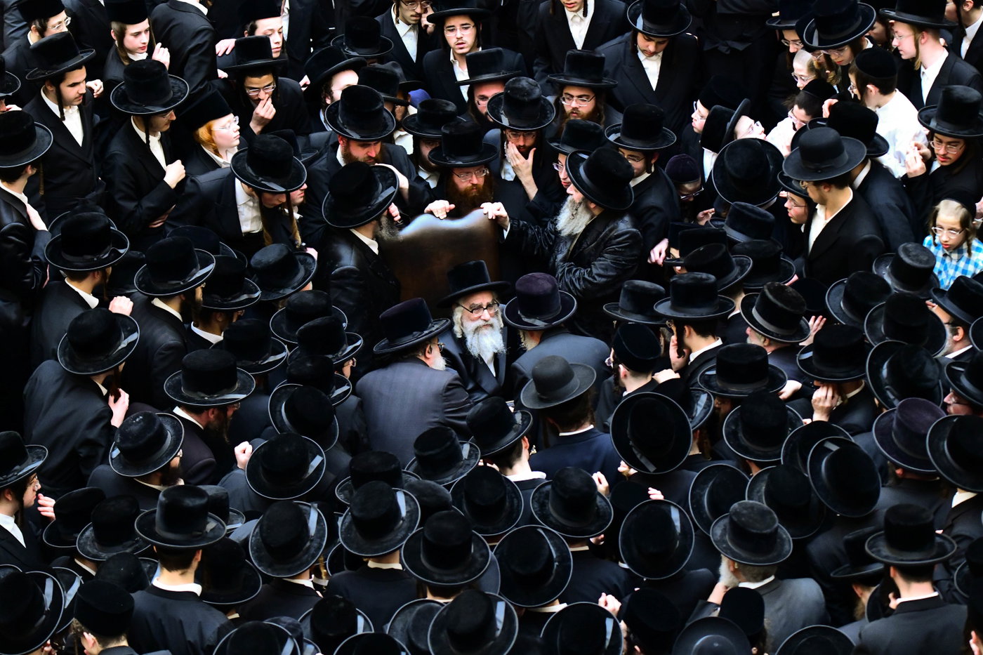 האדמו"ר מויז'ניץ מונסי בשיחה בביהמ"ד הגדול ויז'ניץ