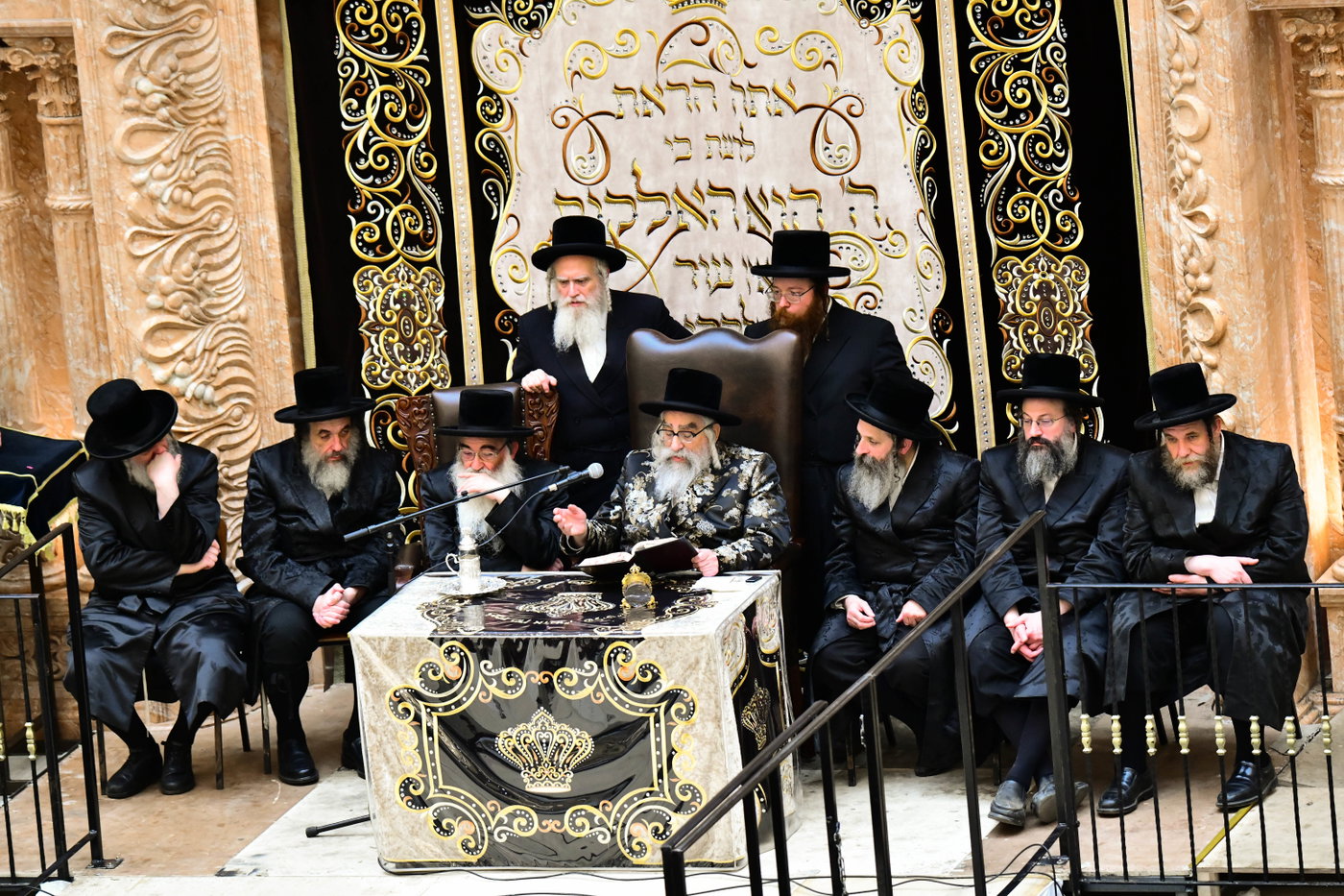 האדמו"ר מויז'ניץ מונסי בשיחה בביהמ"ד הגדול ויז'ניץ