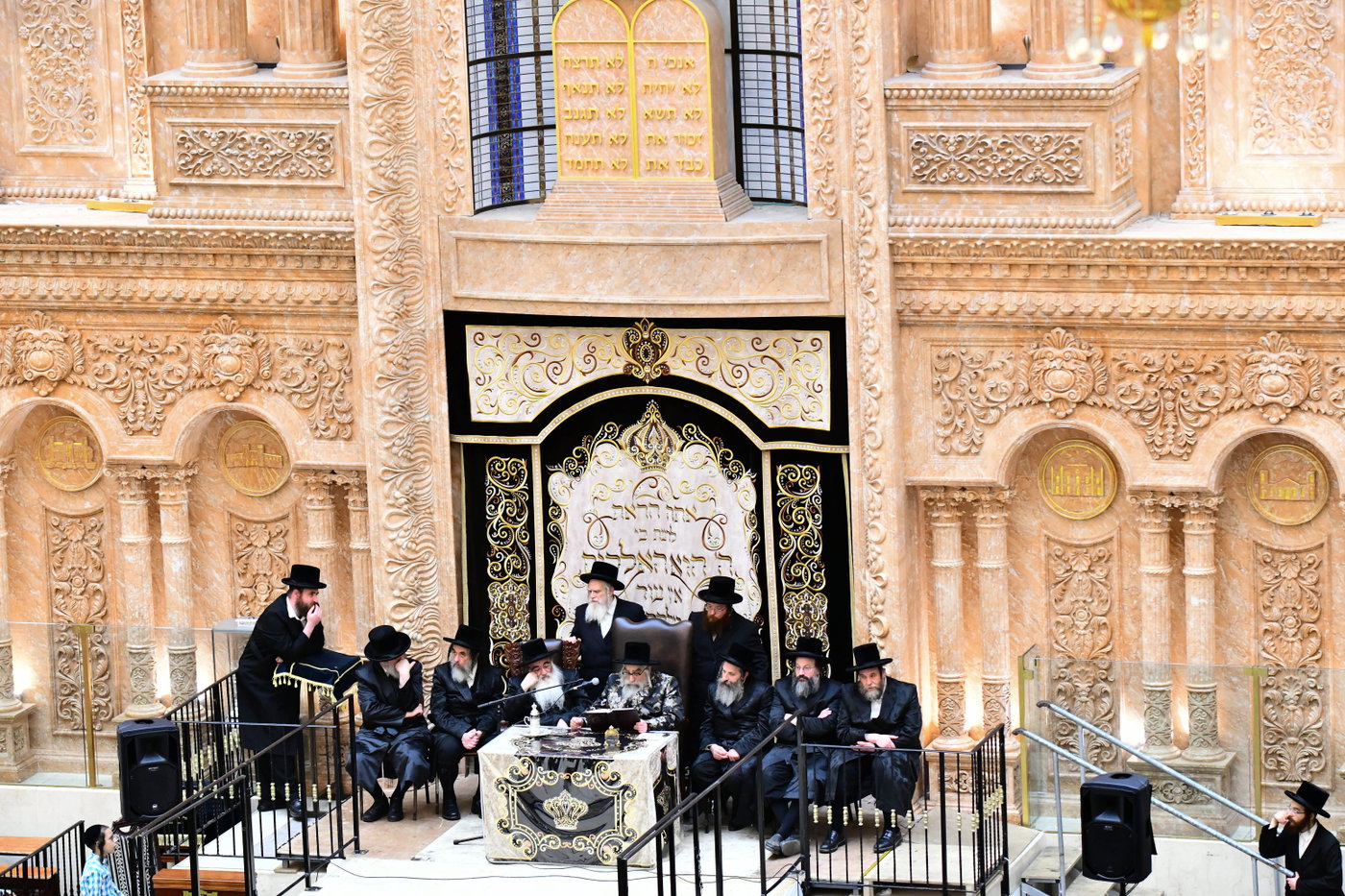 האדמו"ר מויז'ניץ מונסי בשיחה בביהמ"ד הגדול ויז'ניץ