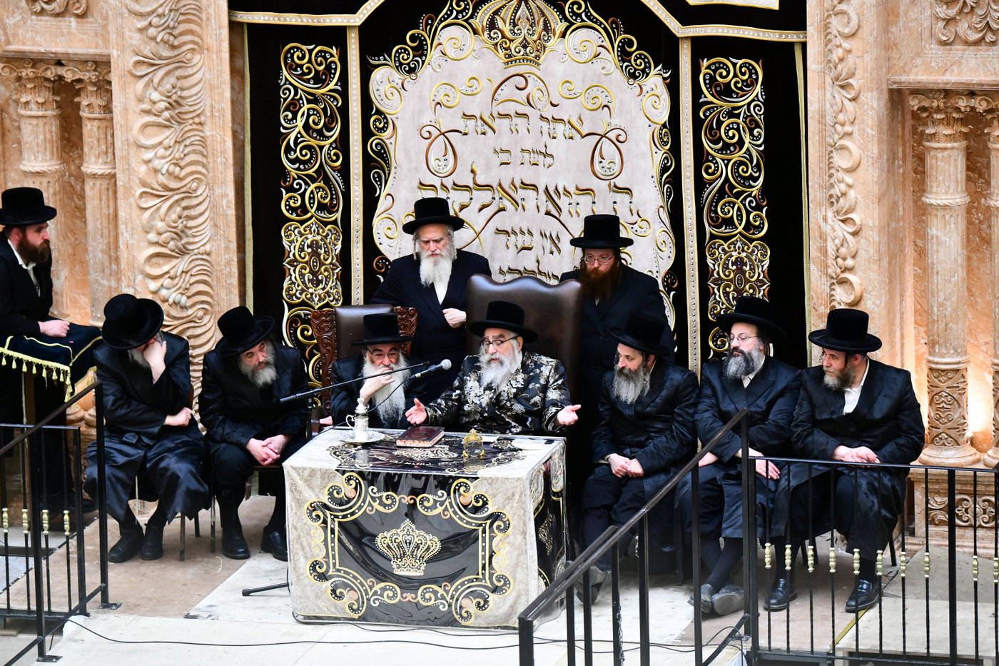 האדמו"ר מויז'ניץ מונסי בשיחה בביהמ"ד הגדול ויז'ניץ