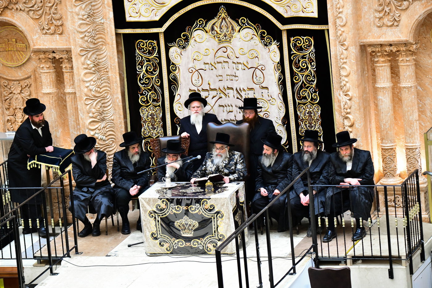 האדמו"ר מויז'ניץ מונסי בשיחה בביהמ"ד הגדול ויז'ניץ