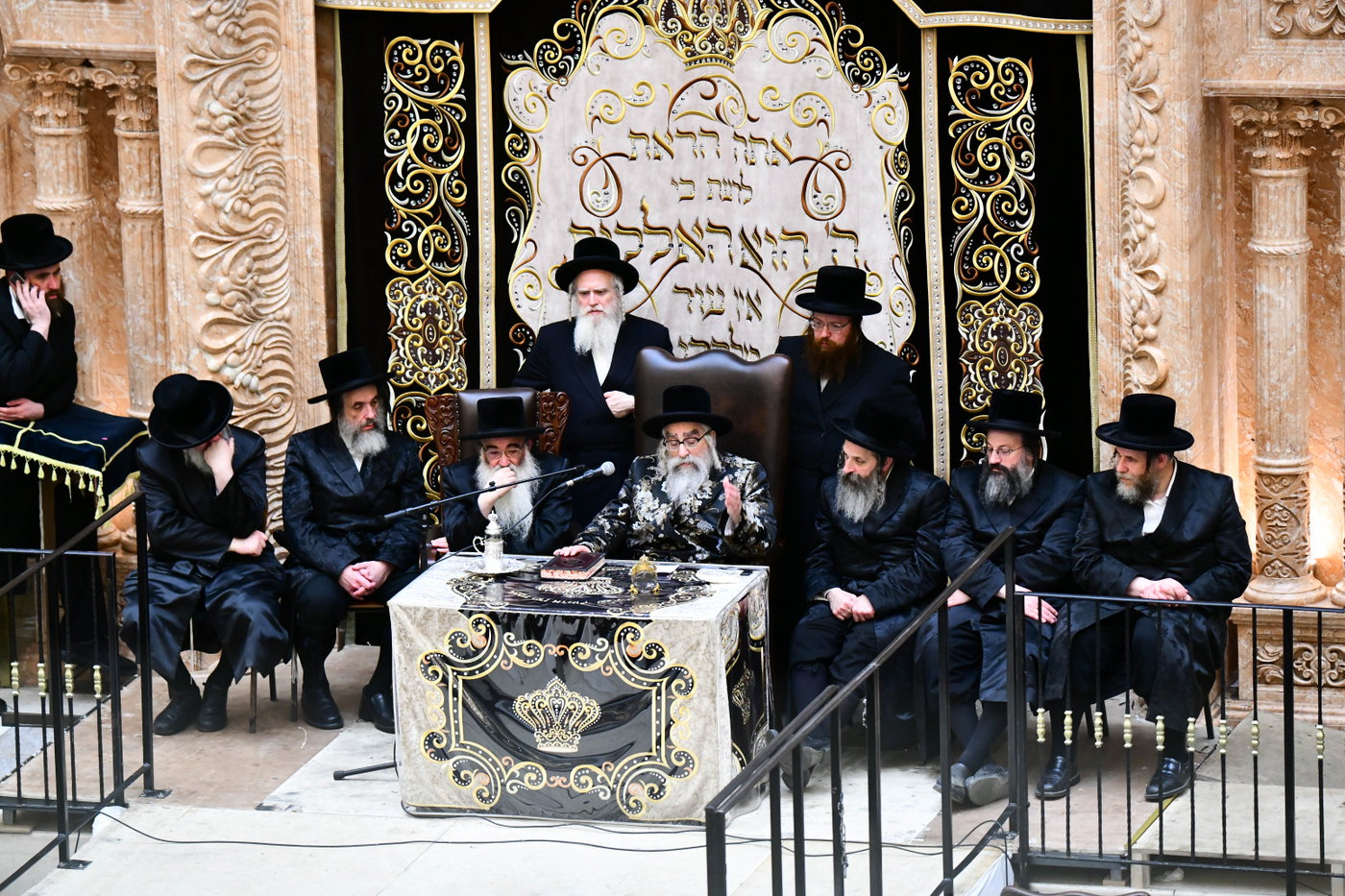 האדמו"ר מויז'ניץ מונסי בשיחה בביהמ"ד הגדול ויז'ניץ
