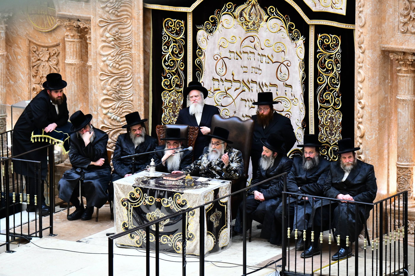 האדמו"ר מויז'ניץ מונסי בשיחה בביהמ"ד הגדול ויז'ניץ