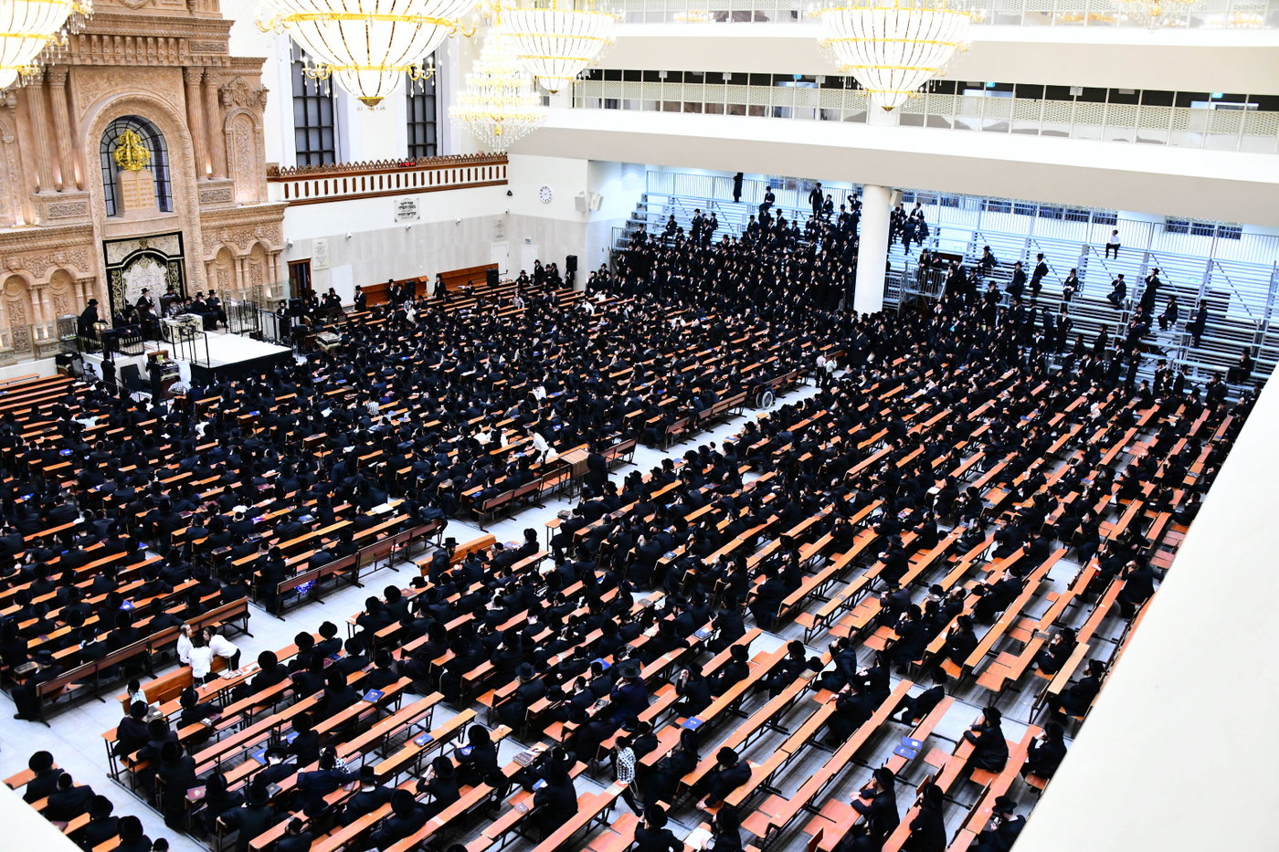 האדמו"ר מויז'ניץ מונסי בשיחה בביהמ"ד הגדול ויז'ניץ