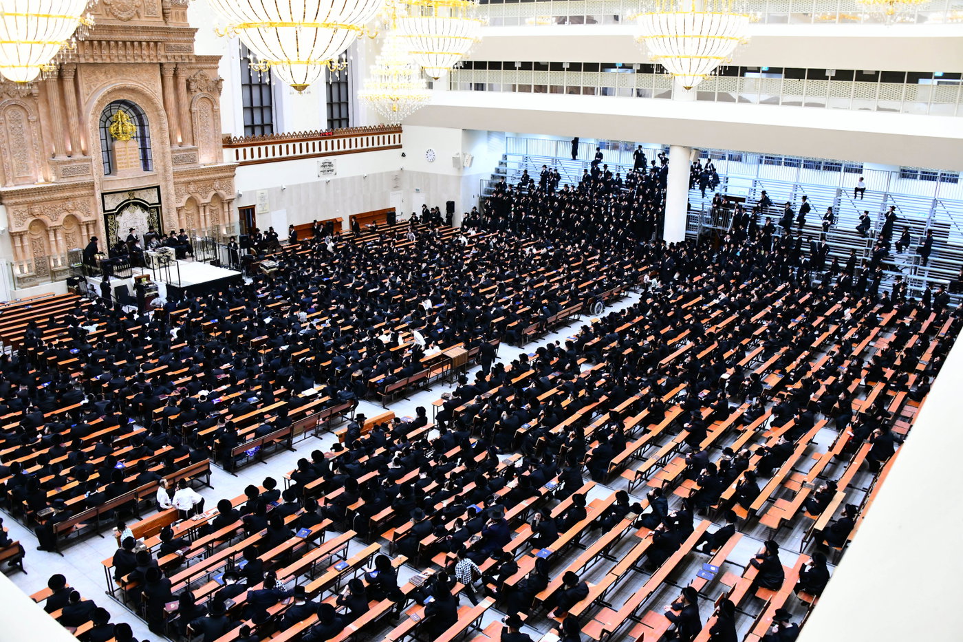 האדמו"ר מויז'ניץ מונסי בשיחה בביהמ"ד הגדול ויז'ניץ