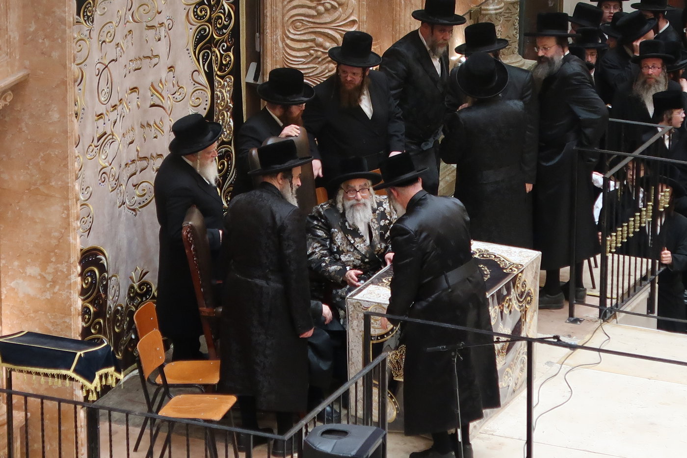 האדמו"ר מויז'ניץ מונסי בשיחה בביהמ"ד הגדול ויז'ניץ