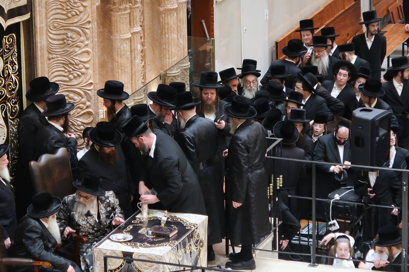 האדמו"ר מויז'ניץ מונסי בשיחה בביהמ"ד הגדול ויז'ניץ