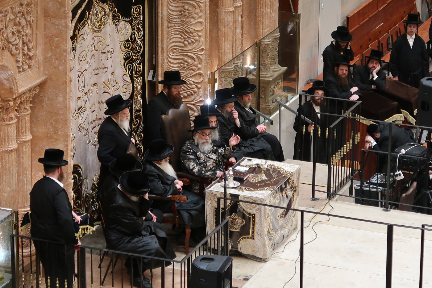 האדמו"ר מויז'ניץ מונסי בשיחה בביהמ"ד הגדול ויז'ניץ
