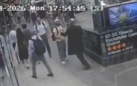 תיעוד כואב: חרדי הותקף באגרופים ברחוב, ניסה לצלם את התוקף - ושוב הותקף
