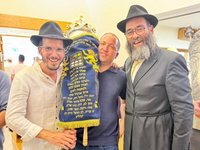 בנו של אביגדור ליברמן הכניס ספר תורה לבית חב"ד בקפריסין