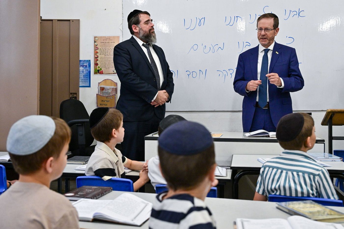 הרצוג פתח שנה בתלמודי התורה החרדיים והצטרף ללימוד גמרא | צפו