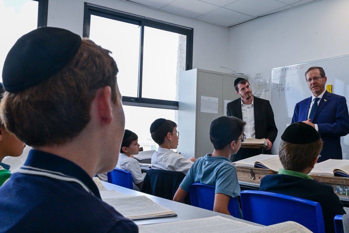 הרצוג פתח שנה בתלמודי התורה החרדיים והצטרף ללימוד גמרא | צפו