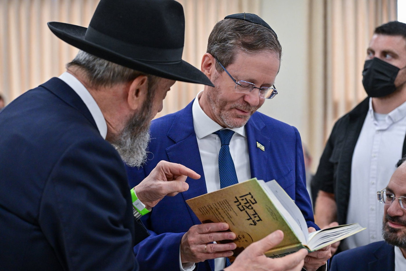 הרצוג פתח שנה בתלמודי התורה החרדיים והצטרף ללימוד גמרא | צפו