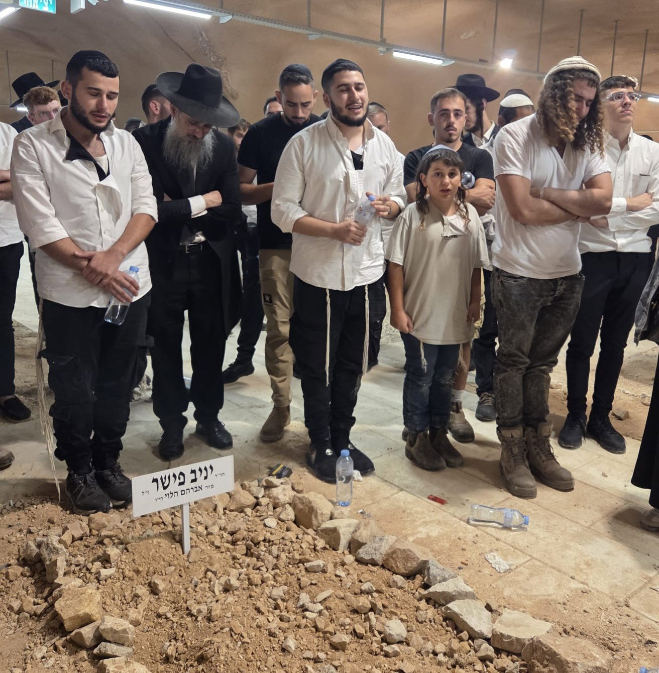כואב בלב: המשפחה בהלוויית יניב פישר