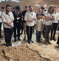 כואב בלב: המשפחה בהלוויית יניב פישר